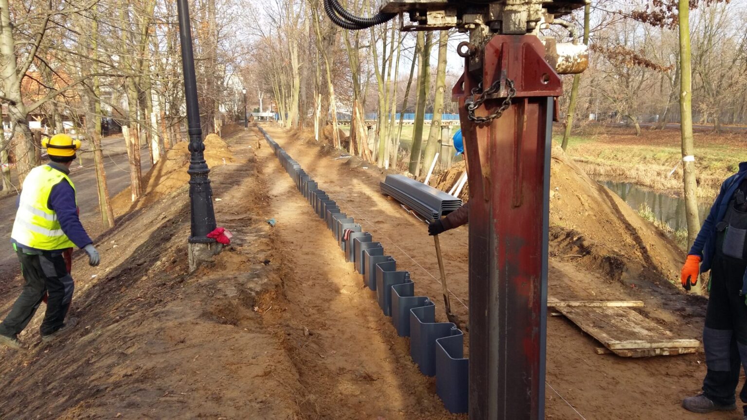 Montaż grodzic winylowych - doszczelnienie wału przeciwpowodziowego