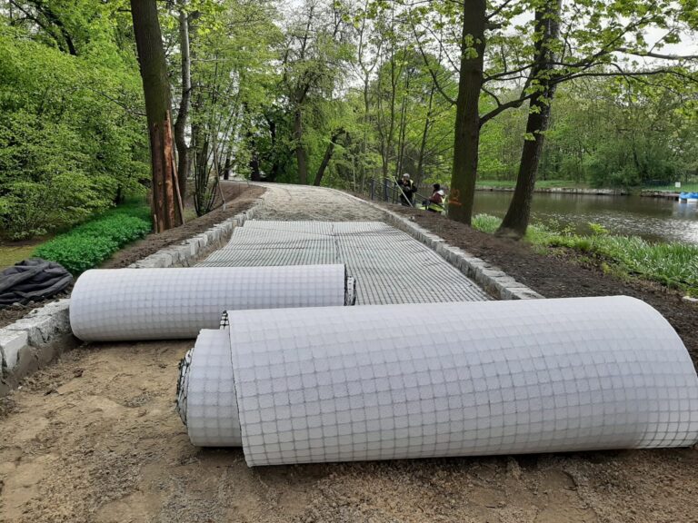 Geokompozyt PolGrid podczas instalacji. Wzmocnienie podbudowy ścieżki rowerowej na wale przeciwpowodziowym